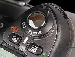   Le bouton de déclenchement placé sur le grip du Nikon D80. Il est similaire sur d'autres modèles de la marque.